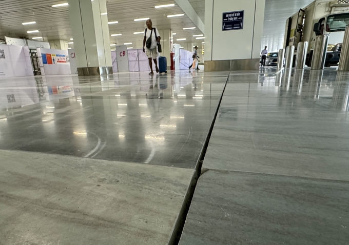Một vị trí khe co giãn giữa các viên đá lát nền chưa được bơm keo silicon liền mạch trong ga T3. Ảnh: Giang Anh