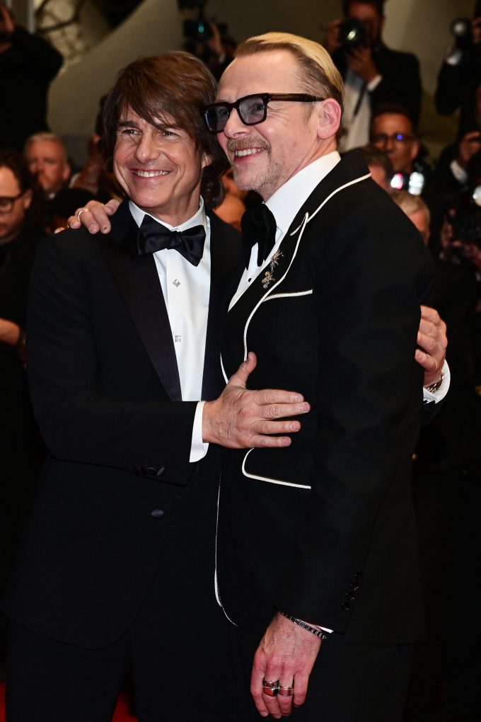 Tom Cruise (trái) và bạn diễn Simon Pegg sau buổi công chiếu ở Liên hoan phim Cannes 2025. Ảnh: AFP