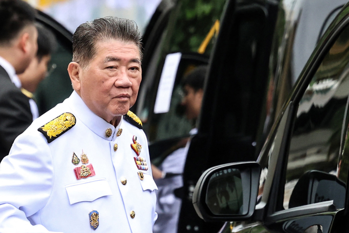Ông Phumtham Wechayachai rời Tòa nhà Chính phủ ở Bangkok, Thái Lan ngày 3/7.