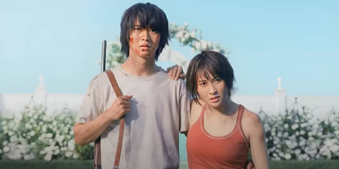 Arisu (Yamazaki Kento) và Usagi (Tao Tsuchiya) trong phim Alice in Borderland.