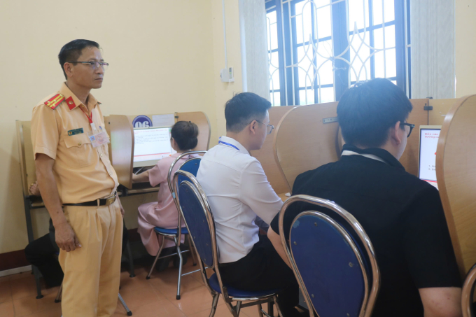 Các thọc viên tham gia kỳ thi sát hạch lái xe do phòng Cảnh sát giao thông TP Huế tổ chức. Ảnh: Phan Bé