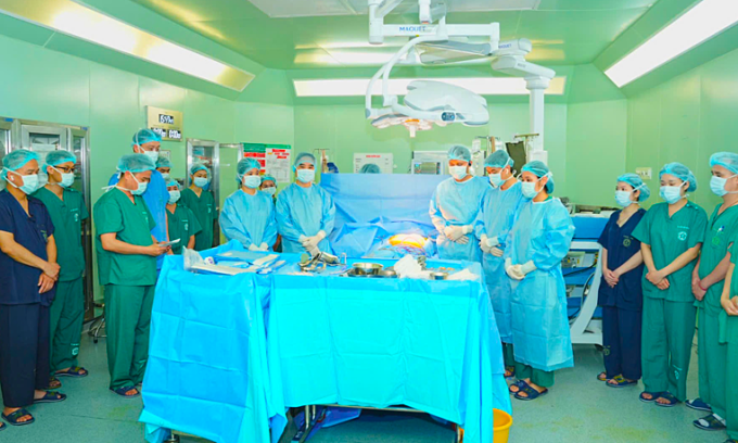 Các bác sĩ tri ân bệnh nhân trước khi thực hiện phẫu thuật lấy tạng.