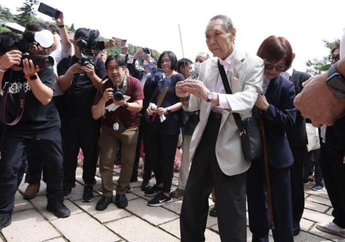 Nhà sản xuất Minoru Funaki tưởng niệm Đặng Lệ Quân. Ảnh: Chinatimes