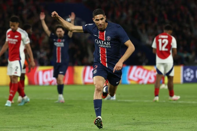 Hakimi mừng bàn thắng nâng tỷ số, trong trận thắng Arsenal 2-1 ở lượt về bán kết Champions League trên sân Parc des Princes, Paris, Pháp ngày 7/5. Ảnh: Reuters