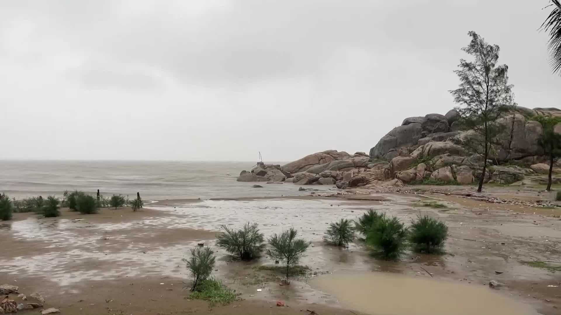Bão tại bãi biển Sầm Sơn Thanh Hóa