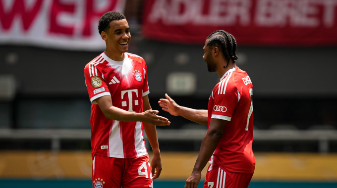 Jamal Musiala (trái) mừng bàn cùng Serge Gnabry trong trận Bayern thắng Auckland City 10-0 trên sân TQL, thành phố Cincinnati, bang Ohio, Mỹ, lượt đầu bảng C FIFA Club World Cup ngày 15/6/2025.
