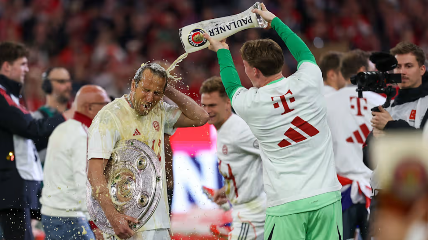 Harry Kane nâng cúp vô địch
