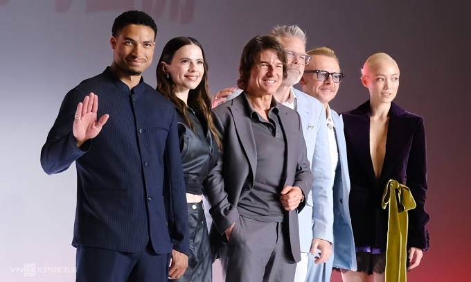 Êkíp phim Mission: Impossible 8 ở buổi họp báo ngày 7/5, từ trái qua: Diễn viên Greg Tarzan Davis, Hayley Atwell, Tom Cruise, đạo diễn Christopher McQuarrie, Simon Pegg và Pom Klementieff. Ảnh: Quế Chi