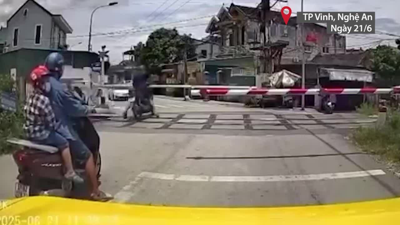 Bị tàu hỏa tông tử vong khi vượt đèn đỏ đường sắt