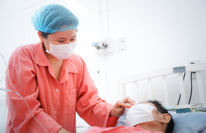 Vợ bệnh nhân ghép thận vào thăm chồng sau ca mổ.