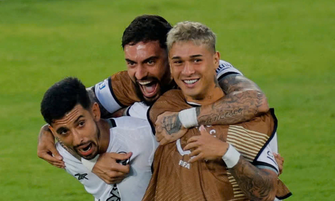 Các cầu thủ Botafogo ôm nhau mừng sau trận thắng PSG 1-0 ở lượt hai bảng B FIFA Club World Cup trên sân Rose Bowl, thành phố Pasadena, bang California, Mỹ, tối 19/6/2025. Ảnh: Reuters