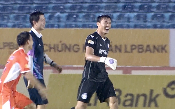Thủ môn Bùi Tiến Dũng ăn mừng sau trận Đà Nẵng thắng Bình Định 3-1 ở vòng 22 V-League 2024-2025, trên sân Tam Kỳ, Quảng Nam, ngày 10/5/2025. Ảnh: Chụp màn hình