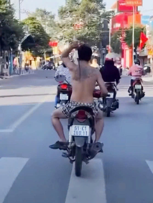 Hình ảnh camera ghi lại cảnh người đàn ông múa rựa. Ảnh: Cắt từ Video