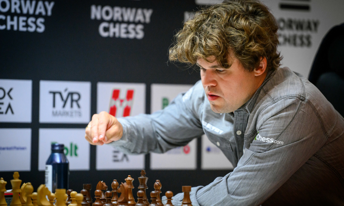 Carlsen trong ván đấu với Erigaisi ở vòng 10 siêu giải Na Uy tại tòa nhà Finansparken, thành phố Stavanger, Na Uy, ngày 6/6/2025. Ảnh: Norway Chess