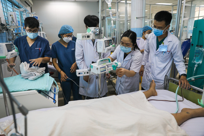 Bác sĩ Bệnh viện Bệnh Nhiệt đới TP HCM điều trị bệnh nhân sốt xuất huyết.