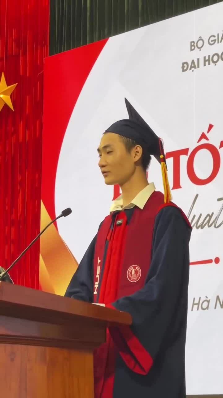 Chàng thủ khoa gây xúc động khi kể về bố mẹ không biết chữ