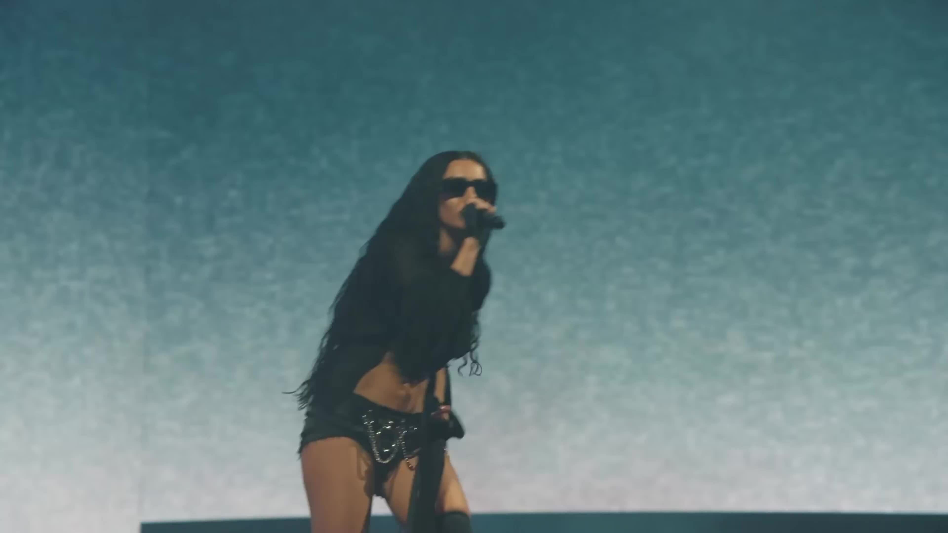 Charlie xcx song ca Lorde trong 'Girl, so confusing' tại Coachella 11/4