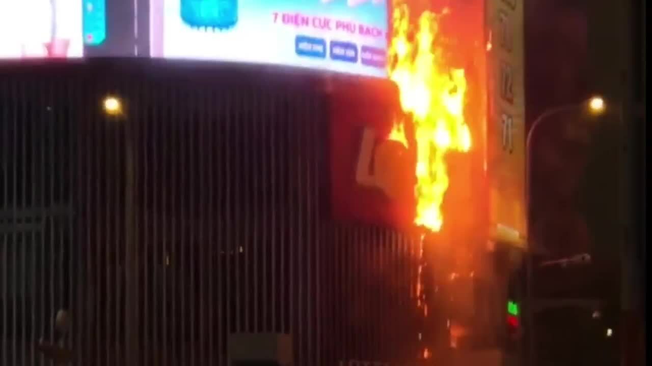 Cháy hai ngôi nhà ở ngã bảy Lý Thái Tổ
