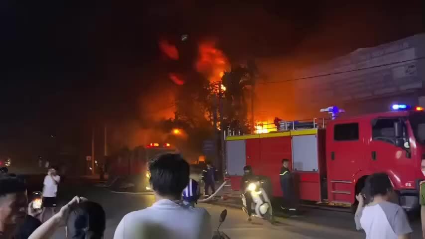 Cháy lớn ở công ty nhựa