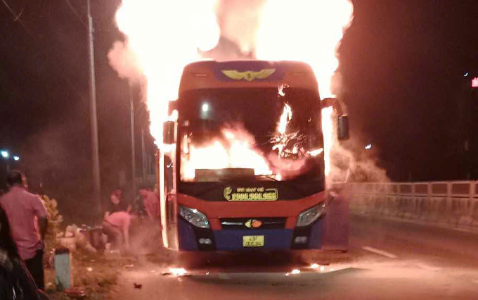 Xe khách giường nằm bốc cháy trên quốc lộ 1, đoạn qua huyện Vạn Ninh. Ảnh: Văn An