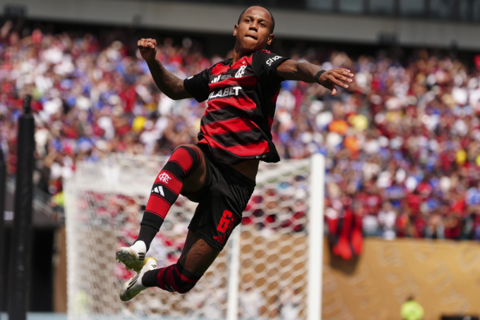 Wallace Yan ăn mừng bàn thắng cho Flamengo