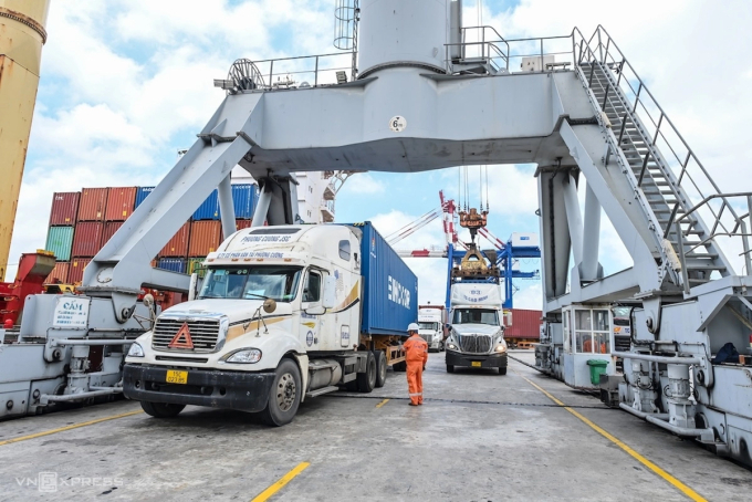 Vận chuyển hàng hóa tại một cảng ở Hải Phòng, tháng 7/2023. Ảnh: Giang Huy