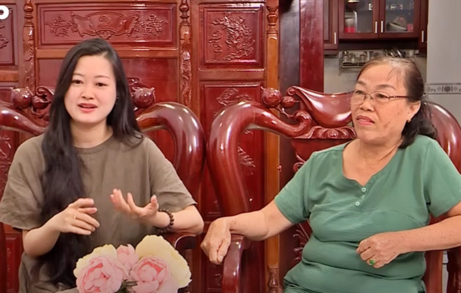 ảnh 2 cô gái có cha khiếm thị.png