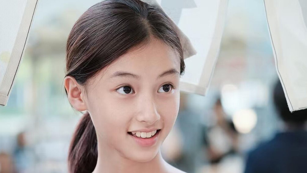 Cô gái mặt mộc gây sốt vì giống Trương Bá Chi