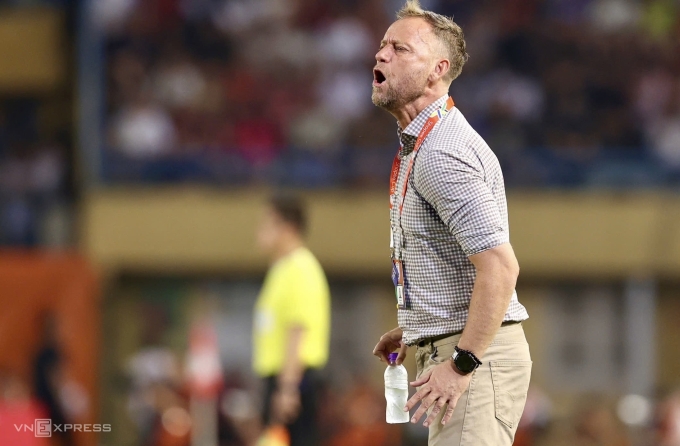 HLV Mano Polking chỉ đạo trong trận Công an Hà Nội hòa Buriram United 2-2 ở lượt đi chung kết Cup CLB Đông Nam Á 2024-2025, tại sân Hàng Đẫy, Hà Nội ngày 14/5/2025. Ảnh: Hoàng Huynh