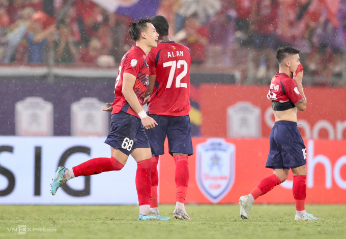 Bùi Hoàng Việt Anh (trái) mừng bàn ấn định chiến thắng 2-0 cho Công an Hà Nội trước PSM Makassar. Ảnh: Hoàng Huynh
