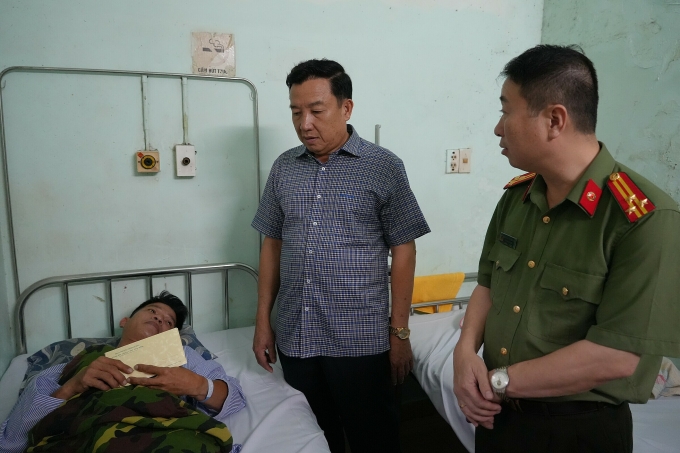Đại diện lãnh đạo Công an Lâm Đồng thăm, động viên trung tá Hiệp tại bệnh viện.