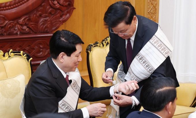 Tổng Bí thư, Chủ tịch nước Lào buộc chỉ cổ tay cho Chủ tịch nước Lương Cường.