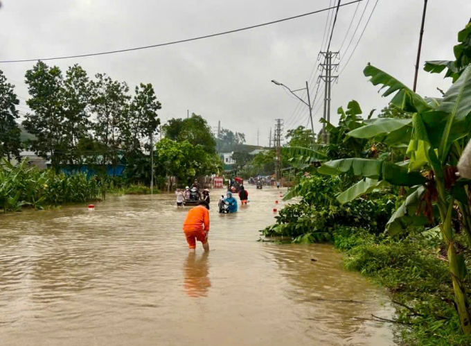Mưa giông gây tốc mái, ngập quốc lộ 2 ở huyện Hàm Yên.