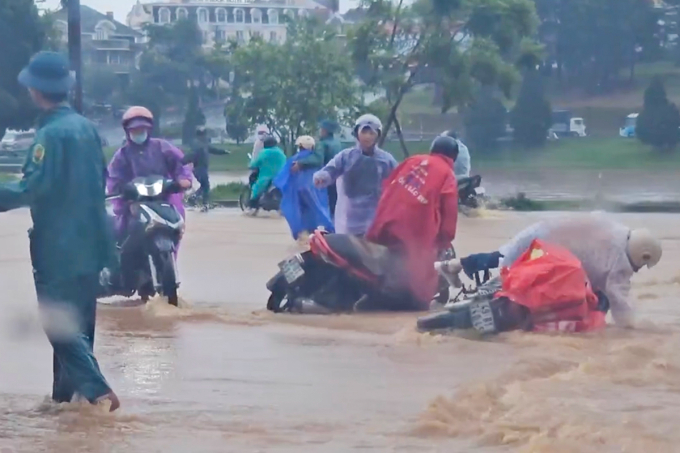 Người đi xe máy bị ngã ở khu vực vườn hoa thành phố. Ảnh: Lê Tiến