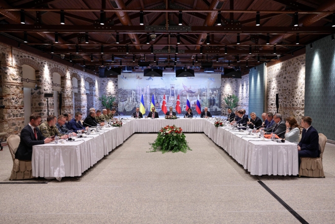 Phái đoàn Nga và Ukraine ngồi đối diện nhau trong cuộc đàm phán tại Istanbul, Thổ Nhĩ Kỳ ngày 16/5. Ảnh: Sputnik