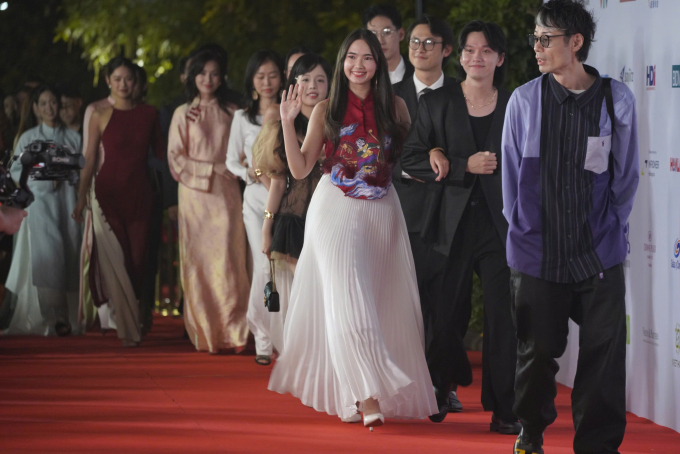 Diễn viên Juliet Bảo Ngọc Doling cùng các diễn viên lớp Ươm mầm tài năng thuộc khuôn khổ liên hoan phim. Ảnh: Nguyễn Đông