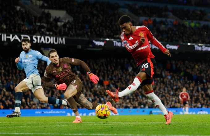 Amad ghi bàn trước Man City