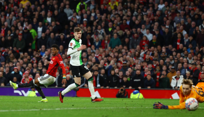 Amad Diallo ghi bàn trước Liverpool