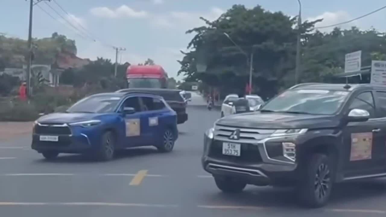 Đoàn xe doanh nhân gây ách tắc giao thông