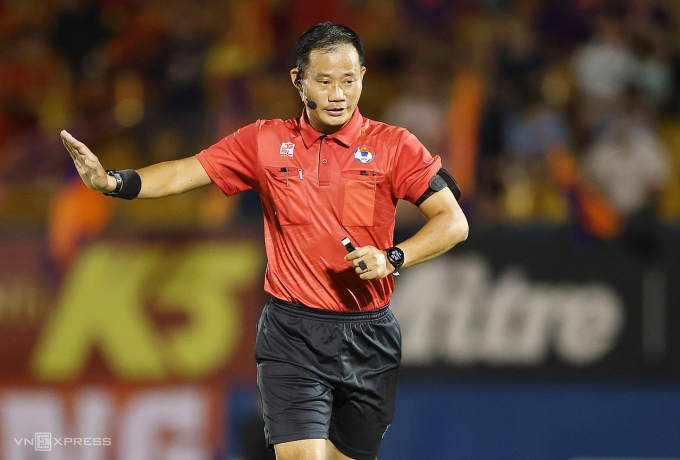 Trọng tài Trần Đình Thịnh điều khiển trận Bình Dương - Quảng Nam ở V-League 2024-2025.