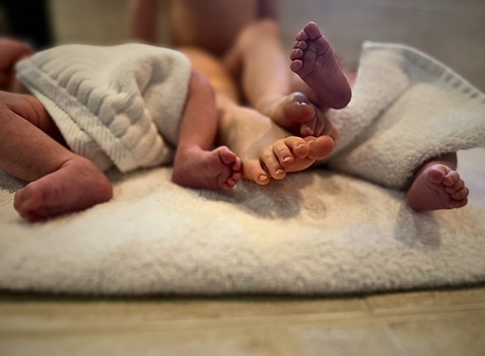 Diễn viên khoe bàn chân các con trên trang cá nhân.