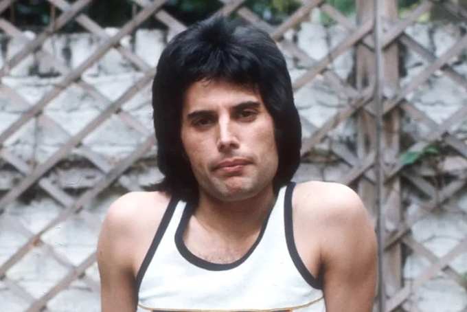 Chân dung Freddie Mercury năm 1975.