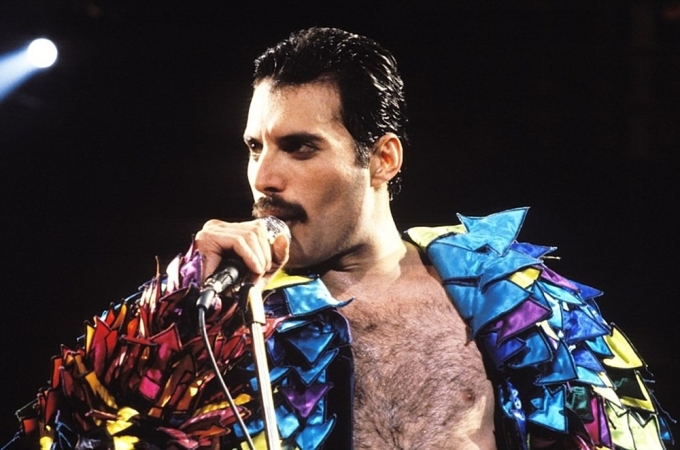 Freddie Mercury trong buổi biểu diễn tại Oakland, California năm 1986.