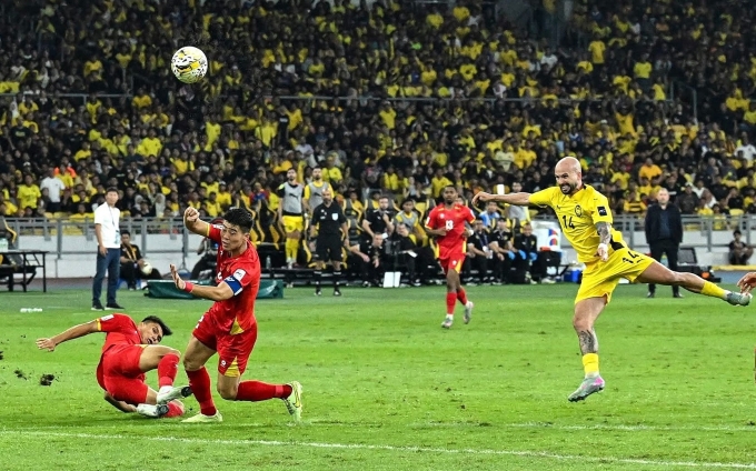 Tiền đạo gốc Brazil nhập tịch João Figueiredo (số 14) ghi bàn cho Malaysia trong trận thắng Việt Nam 4-0 tại lượt hai bảng F vòng loại cuối Asian Cup 2027 trên sân Bukit Jalil, Kuala Lumpur ngày 10/6. Ảnh: Hai Tư