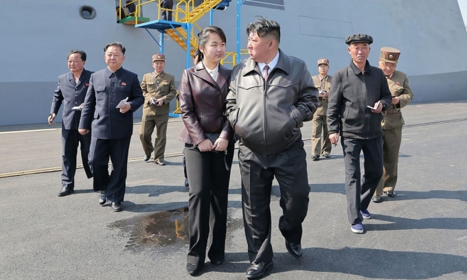Ông Kim Jong-un và con gái thị sát một vụ phóng tên lửa từ chiến hạm.