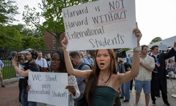 Một cuộc biểu tình trong khuôn viên Đại học Harvard nhằm thể hiện ủng hộ đối với sinh viên quốc tế ngày 27/5. Ảnh: AFP