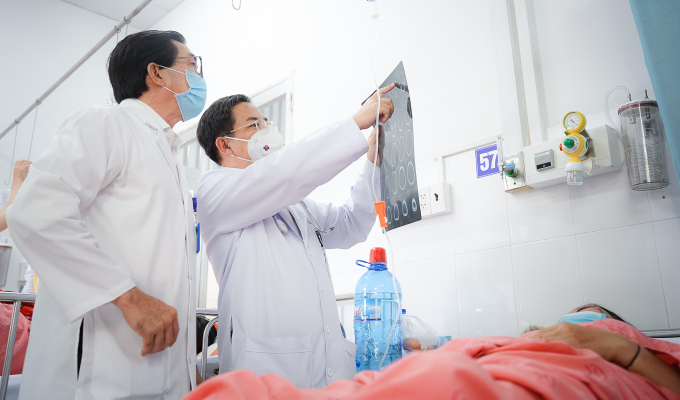 Các bác sĩ trao đổi về phim chụp của bệnh nhân.