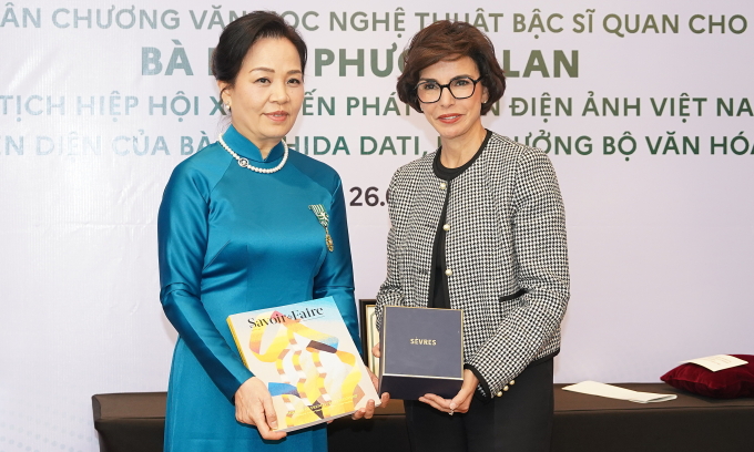 Bộ trưởng Bộ Văn hóa Pháp - bà Rachida Dati (phải) - và bà Ngô Phương Lan trong buổi lễ. Ảnh: Ban tổ chức cung cấp