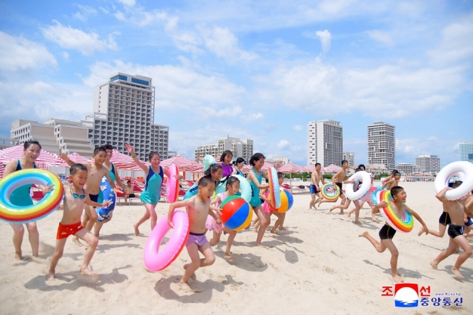 Người lớn và trẻ em vui đùa trên bãi cát thuộc khu nghỉ dưỡng Wonsan Kalma, Triều Tiên ngày 1/7.