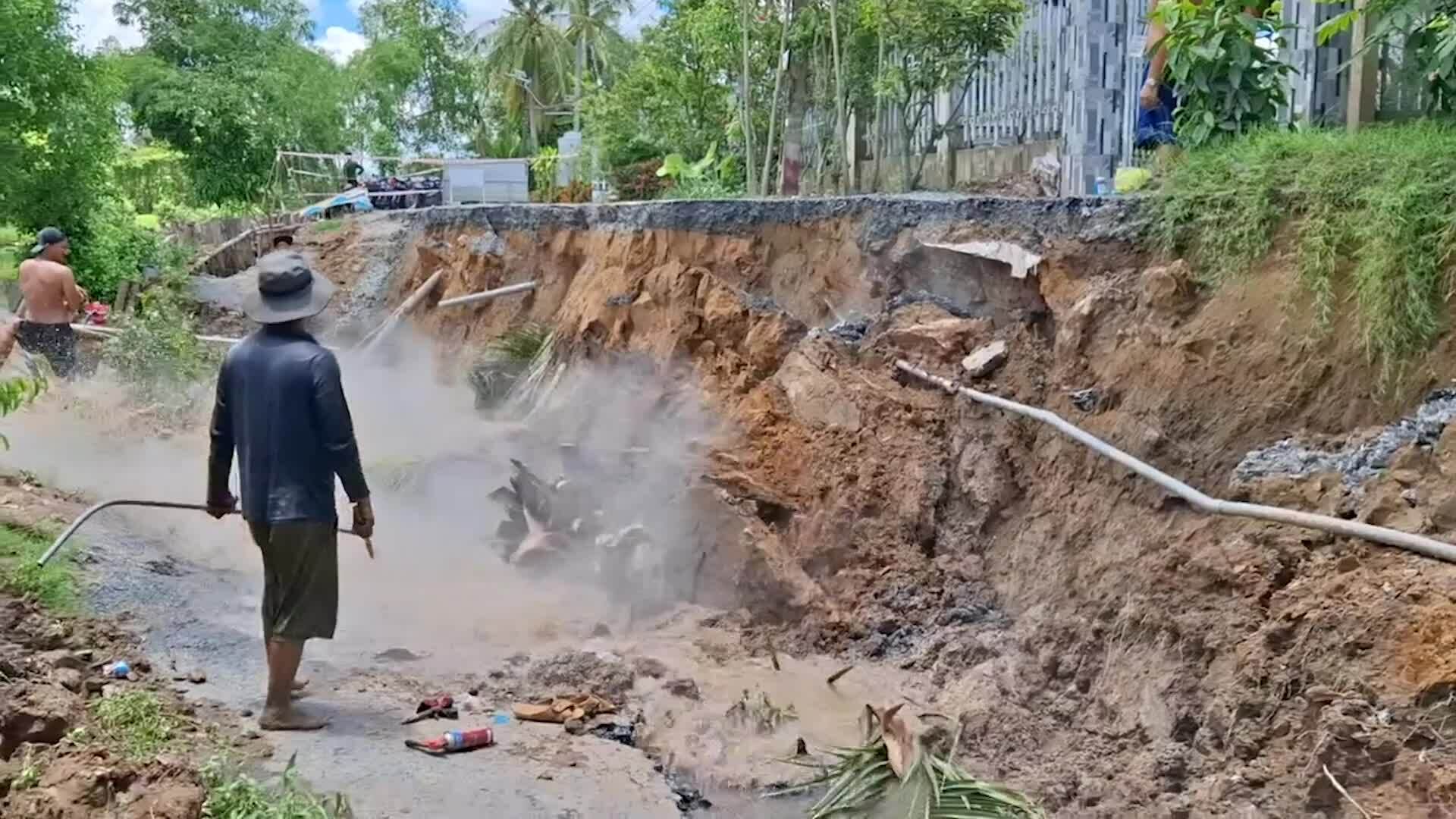 Đường vừa nâng cấp bị sụp xuông sông